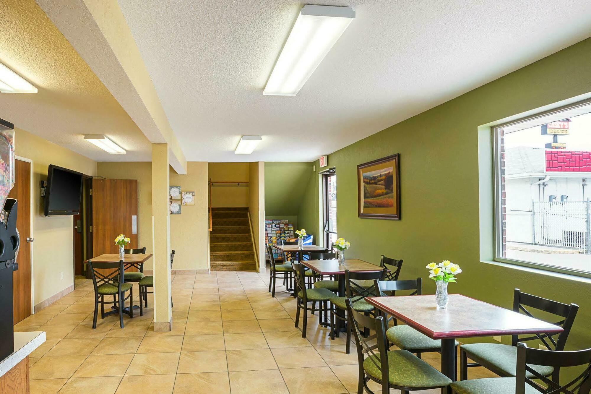 Rodeway Inn & Suites Kearney Exteriör bild